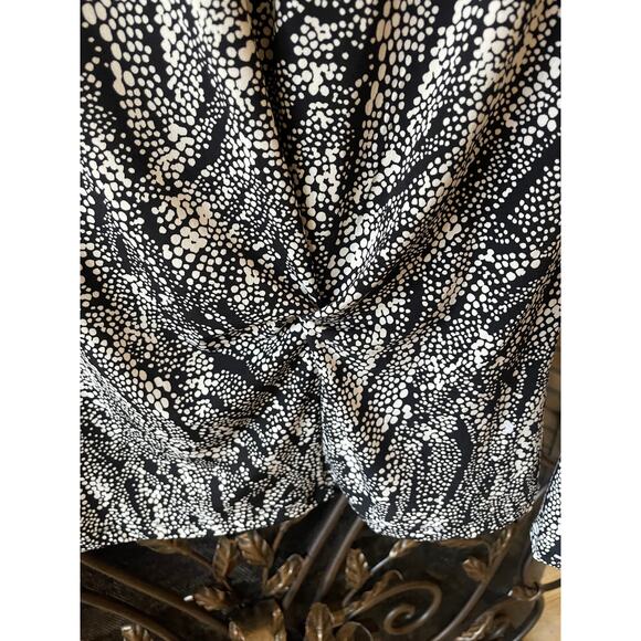 Tahari Black and White Twist Front Top Sz M - Picture 2 of 4
